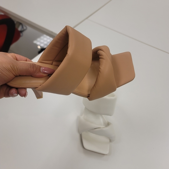 Linda  Heel - NudeHeel - Picture 5 of 5